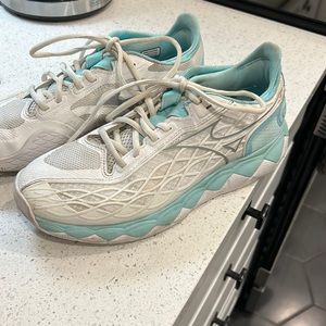 Women’s Mizuno Energy size 9.5